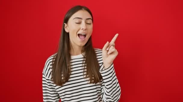 Strålande Ung Latinamerikansk Kvinna Slår Pose Strålande Randig Shirt Tänkande — Stockvideo