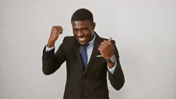 Волнующий Африканский Американец Костюме Победно Кричит Изолированном Белом Фоне Празднуя — стоковое видео