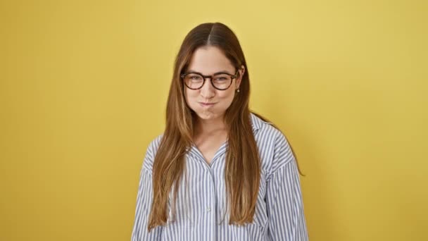 Vtipný Portrét Mladé Brunetky Vyfouknuté Obláčkem Vzduchu Brýlemi Legračními Tvářemi — Stock video