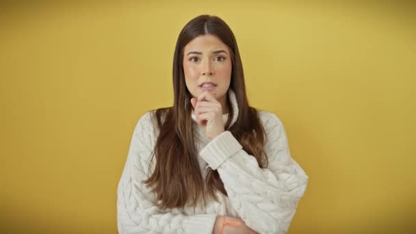 Mulher Hispânica Jovem Preocupado Suéter Fica Nervosamente Pensando Mão Queixo — Vídeo de Stock