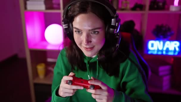Enthousiaste Jonge Blanke Vrouw Spelen Videospelletjes Een Donkere Kamer Verlicht — Stockvideo