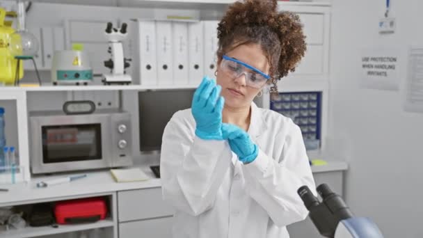 Zamyšlená Mladá Vědkyně Zkoumá Lahvičku Dobře Vybavené Laboratoři Zobrazuje Inteligenci — Stock video