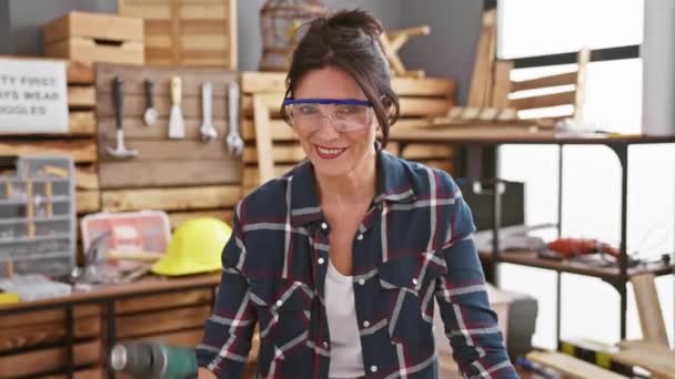 Mujer Sonriente Usando Taladro Taller Carpintería Retratando Seguridad Habilidad — Vídeos de Stock
