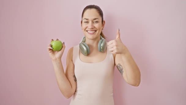 Işıl Işıl Mavi Gözlü Spor Kulaklıklı Genç Bir Kadın Sağlıklı — Stok video