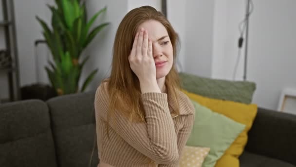 피곤한 금발의 스웨터에 집에서 고통에 손으로 그녀의 얼굴의 절반을 그녀는 — 비디오