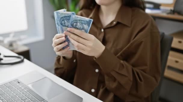 Eine Junge Frau Bewertet Ihrem Büro Ungarische Forint Banknoten Die — Stockvideo