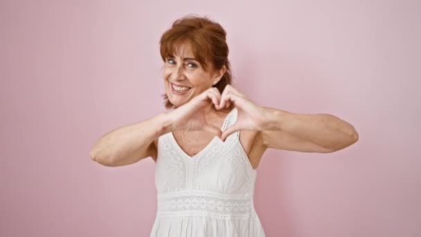 Χαρούμενη Μεσήλικη Γυναίκα Στέκεται Ακτινοβολούν Χέρια Διαμορφώνουν Ένα Σύμβολο Της — Αρχείο Βίντεο