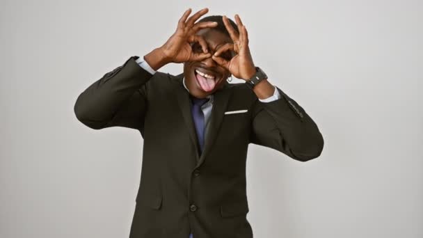 Homem Americano Africano Alegre Brincando Olhando Através Gesto Dedo Como — Vídeo de Stock