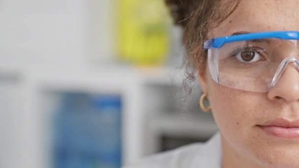 Крупный План Улыбающейся Латиноамериканки Вьющимися Волосами Защитных Очках Лабораторных Условиях — стоковое видео