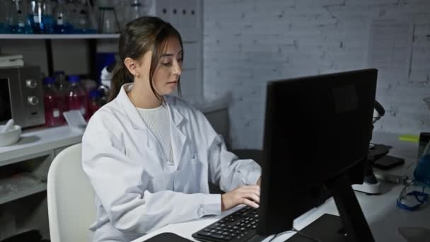 Focused Hispanic Woman Working Computer Lab Glassware Microscope Background — Stock Video