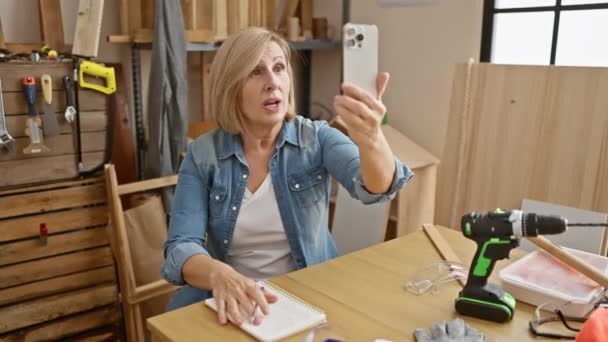 Una Mujer Consulta Smartphone Taller Carpintería Rodeado Herramientas Carpintería — Vídeos de Stock