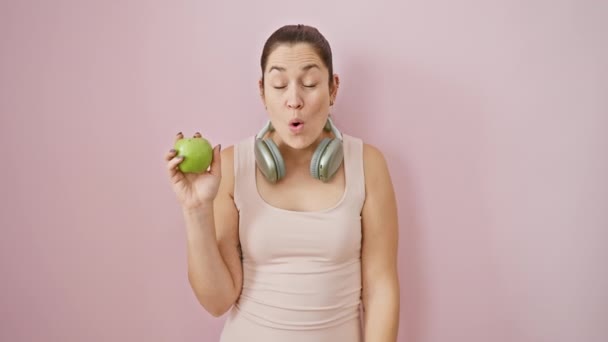 Spor Giyim Kuşamında Şoke Olmuş Genç Bir Kadın Elmalı Mavi — Stok video