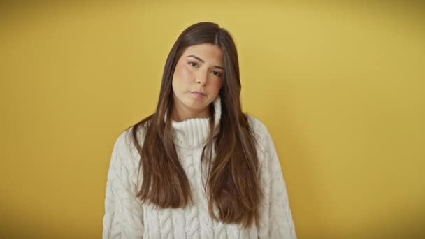 Uykulu Genç Spanyol Kadın Süveter Giyiyor Tembel Gözlerle Esniyor Yorgun — Stok video