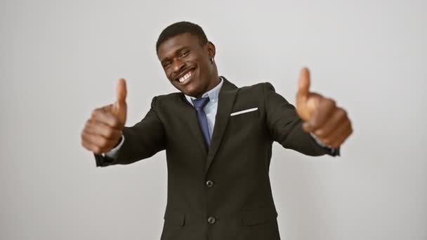 Χαρούμενος Αφροαμερικάνος Επαγγελματική Στολή Στέκεται Απομονωμένος Λευκό Φόντο Κάνει Μια — Αρχείο Βίντεο