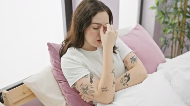 Mulher Jovem Exausta Pijama Esfregando Seus Olhos Doloridos Estressada Com — Vídeo de Stock