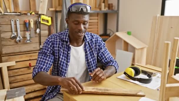 Magabiztos Afro Amerikai Férfi Végez Famegmunkálás Egy Jól Felszerelt Ácsműhely — Stock videók