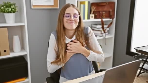 사무실에서 진심으로 매력적인 금발의 노동자 가슴에 그녀의 직장에서 자부심 사랑의 — 비디오