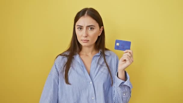 Frechgesichtige Schöne Junge Hispanische Frau Hält Kreditkarte Macht Stoppschild Mit — Stockvideo
