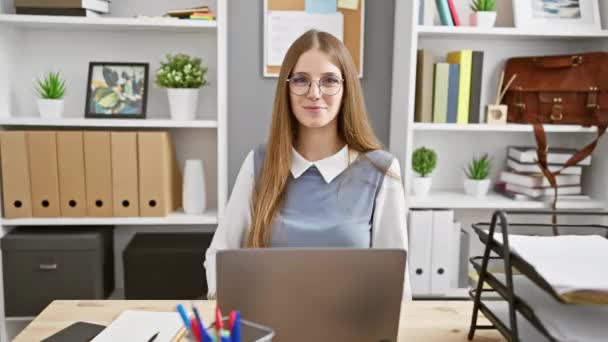 Strahlende Junge Blonde Geschäftsfrau Büro Fröhlicher Gesichtsausdruck Als Sie Finger — Stockvideo