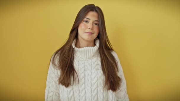 Confiante Jeune Femme Hispanique Célèbre Une Idée Brillante Pointant Tête — Video