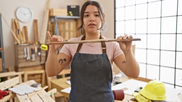 Latynoska Kobieta Bada Drewno Warsztacie Stolarskim Pokazując Umiejętności Kreatywność Rzemiosło — Wideo stockowe