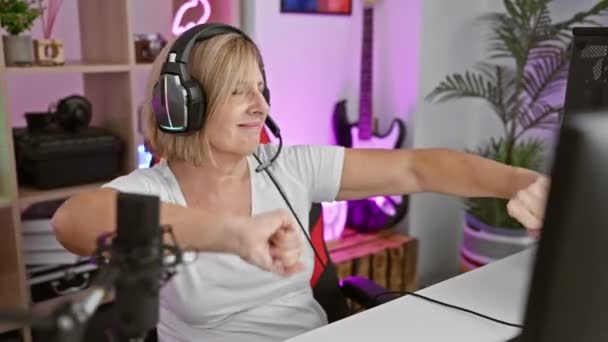 Frau Mittleren Alters Genießt Das Spielen Einem Lebendigen Home Office — Stockvideo