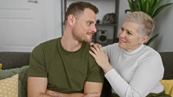 Une Femme Heureuse Homme Câlinant Sur Canapé Dans Salon Confortable — Video