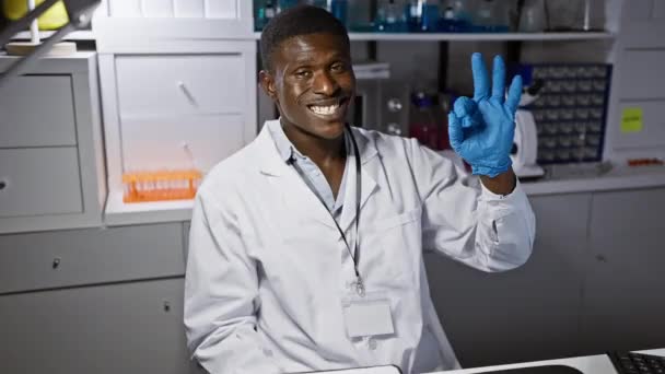 Glada Afrikanska Amerikanska Mannen Forskare Tryggt Gestikulera Skylt Med Handske — Stockvideo