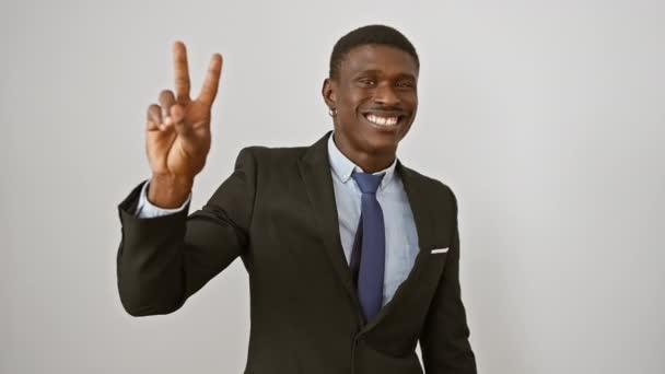 Glada Afrikanska Amerikanska Mannen Kostym Tryggt Stående Visar Nummer Två — Stockvideo
