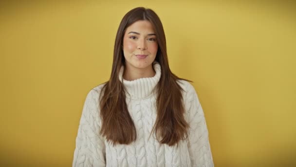 Έντονα Σίγουρη Χαμογελαστή Νεαρή Ισπανόφωνη Γυναίκα Στέκεται Ένα Κίτρινο Τοίχο — Αρχείο Βίντεο