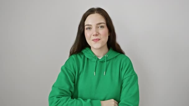 Радостная Молодая Женщина Толстовке Счастливо Позируя Победой Знак Мира Лице — стоковое видео