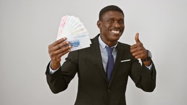 Улыбающийся Африканский Американец Костюме Показывает Знак Одобрения Китайскими Банкнотами Юаня — стоковое видео