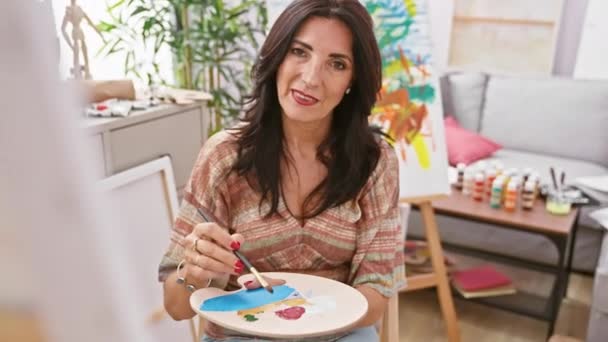 Mujer Morena Sonriente Pintando Sobre Lienzo Ambiente Creativo Estudio Interior — Vídeos de Stock