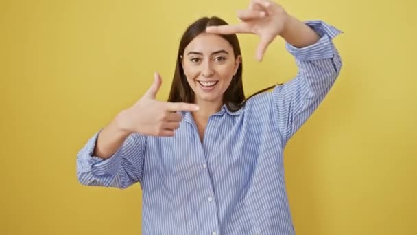 Сияющая Молодая Латиноамериканка Высмеивает Фотографию Руками Выставляя Напоказ Творчество Изолированном — стоковое видео
