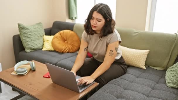 Una Mujer Joven Trabaja Ordenador Portátil Acogedora Sala Estar Adornada — Vídeos de Stock