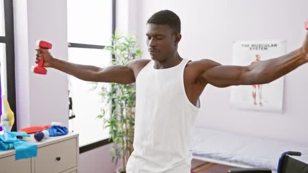 Hombre Afroamericano Haciendo Ejercicio Con Pesas Una Clínica Rehabilitación — Vídeos de Stock