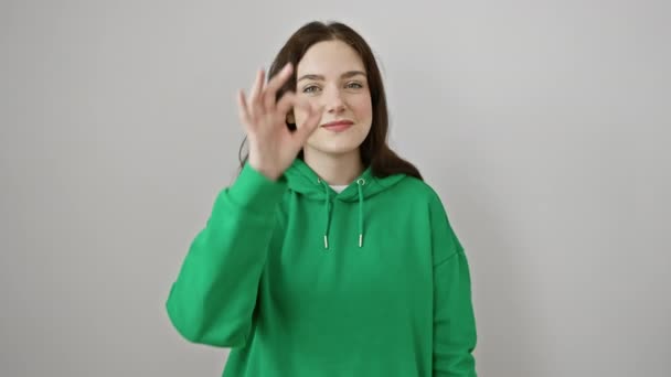 Веселая Молодая Женщина Делает Хорошо Знак Подглядывая Через Бинокль Пальца — стоковое видео