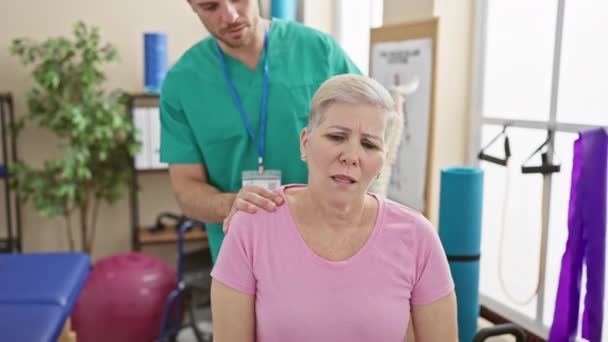 Bir Erkek Terapist Fizyoterapi Sırasında Klinikte Acı Çeken Bir Kadına — Stok video