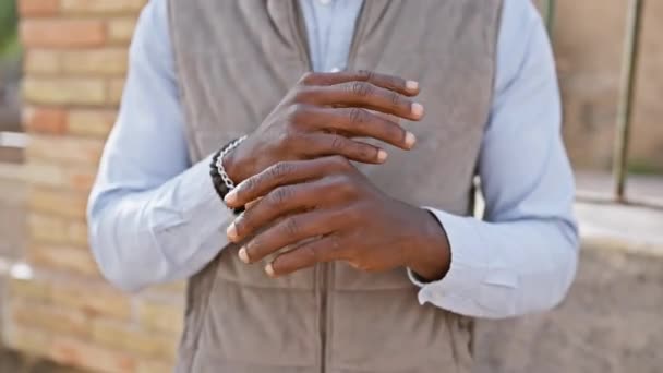 Detailní Záběr Rukou Afrického Muže Gestikulujících Neformálním Oblečení Městské Ulici — Stock video