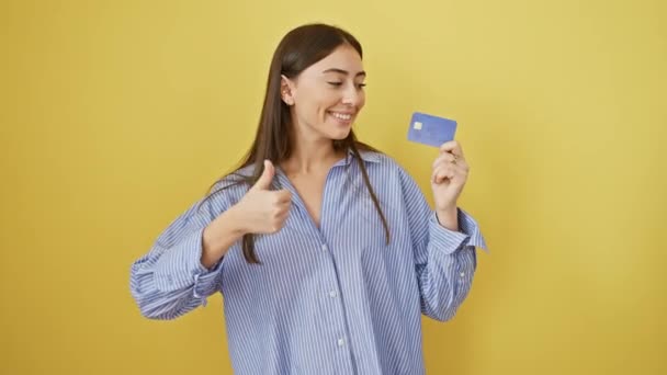 Joven Mujer Hispana Hermosa Sosteniendo Tarjeta Crédito Sonriendo Feliz Positivo — Vídeo de stock