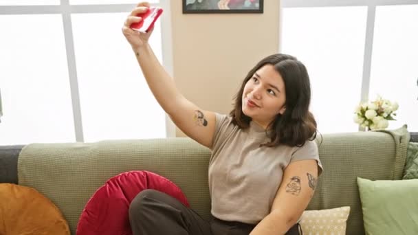 Hispanische Frau Macht Selfie Mit Handy Gemütlichen Wohnzimmer Und Zeigt — Stockvideo