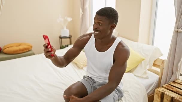 Hombre Afroamericano Feliz Usando Smartphone Para Videollamada Ambiente Casero Casual — Vídeo de stock