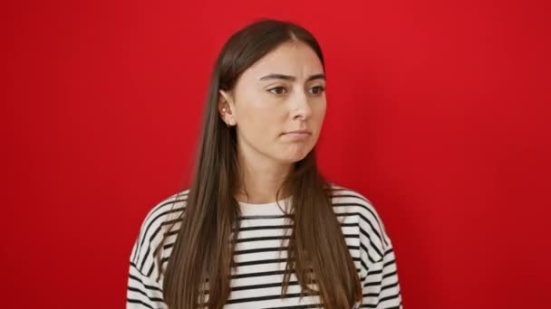 Jonge Mooie Latijns Amerikaanse Vrouw Draagt Strepen Shirt Staan Verrast — Stockvideo