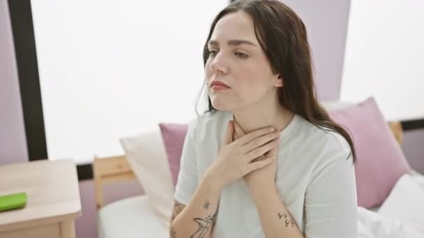 Бедная Молодая Женщина Пижаме Задыхается Удушья Испытывая Болезненные Проблемы Здоровьем — стоковое видео