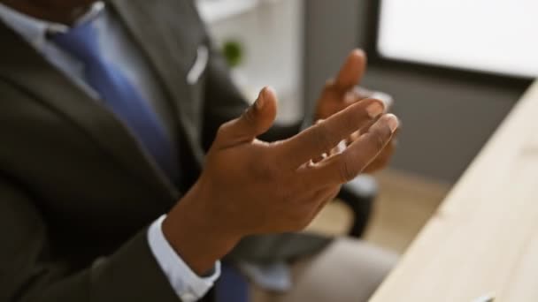 Профессиональный Афроамериканец Костюме Жестикулирует Время Деловой Встречи Современном Офисе — стоковое видео