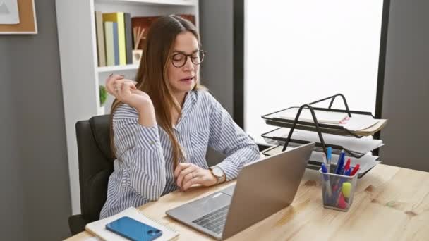 Eine Junge Frau Mit Brille Arbeitet Intensiv Ihrem Laptop Einem — Stockvideo