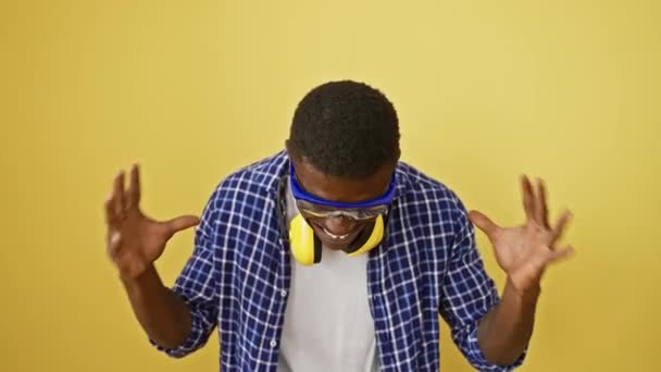 Розлючений Афроамериканський Чоловік Захисних Окулярах Стоїть Жовтому Ізольованому Фоні Божевільний — стокове відео