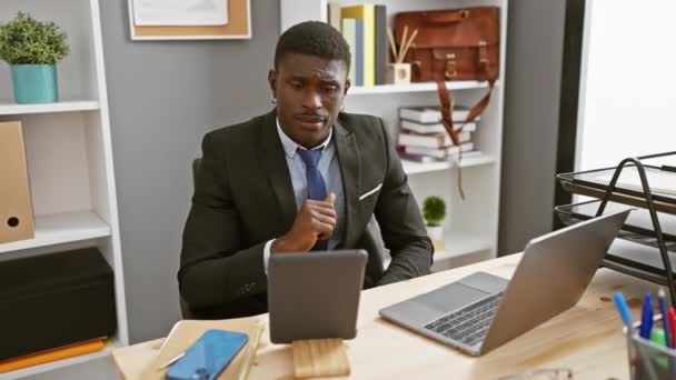 Hezký Černoch Obleku Pracuje Notebookem Tabletem Moderním Kancelářském Interiéru — Stock video