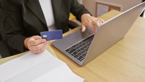 Jovem Mulher Compras Line Com Cartão Crédito Escritório Exibindo Profissionalismo — Vídeo de Stock