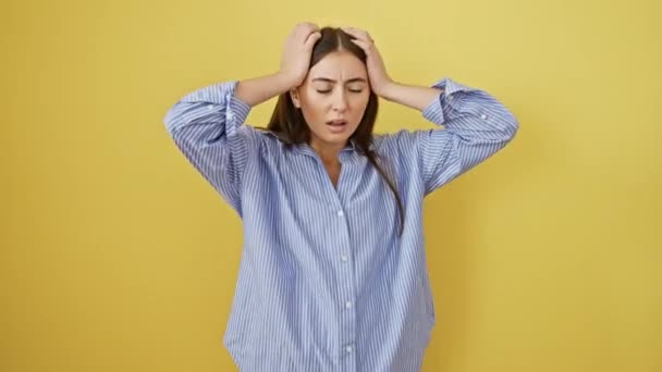 Zestresowana Młoda Latynoska Cierpiąca Powodu Przeszywającego Migrenowego Bólu Głowy Stoi — Wideo stockowe